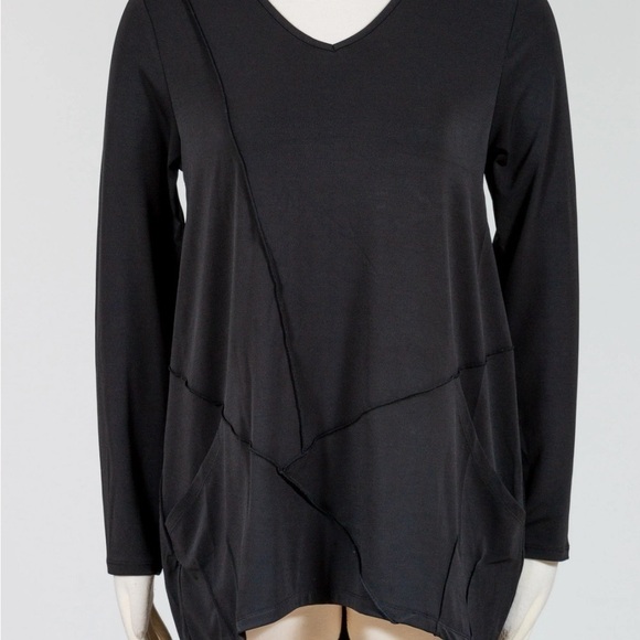 Liv Habitat tunic women medium.Black ,V-neckline,long sleeves  ,curved hem .NWOT - Picture 2 of 13